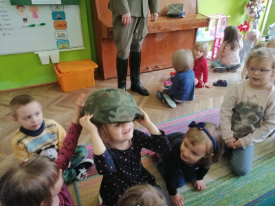 Spotkanie z żołnierzem -tatą Irenki Spotkanie z żołnierzem -tatą Irenki
